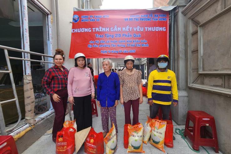 September 2025: DK Commodity distributed 410 Gifts to support those in need in Tan Hung ward & Phuoc Thanh Ward, Ho Chi Minh city and 300 Gifts in My Loc Commune, Tay Ninh Province.